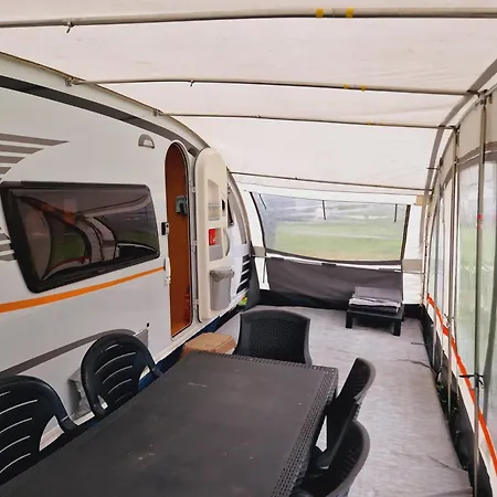 Kemping Caravan Langs Het Water In De Ardennen *