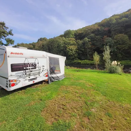 Caravan Langs Het Water In De Ardennen Aywaille