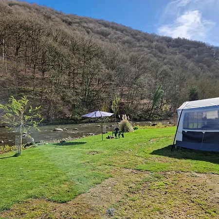 Caravan Langs Het Water In De Ardennen Aywaille