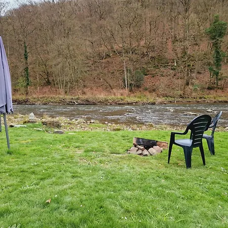 Caravan Langs Het Water In De Ardennen Aywaille