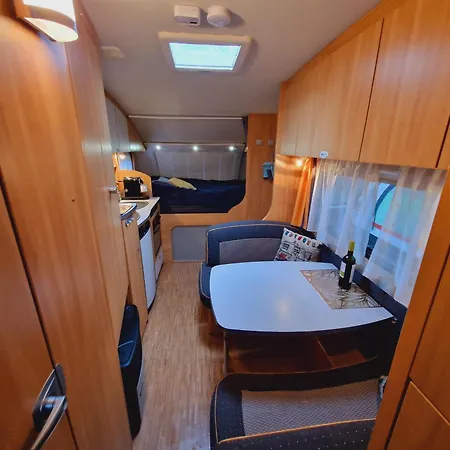 Caravan Langs Het Water In De Ardennen Kemping
