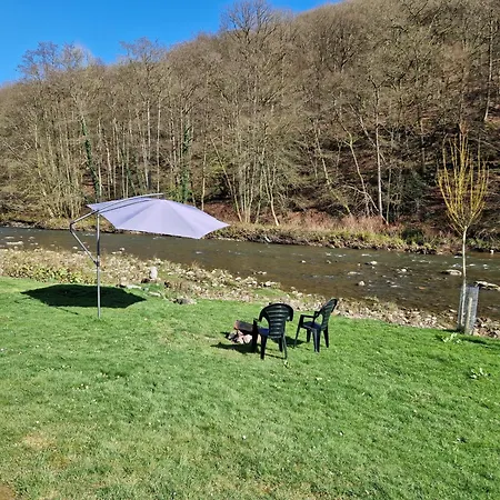 Caravan Langs Het Water In De Ardennen *